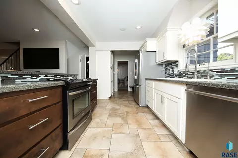 Kitchen - 2209 S Main Ave, Sioux Falls, SD 57105 photo 5 of 5