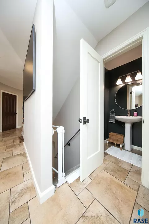 Entry Way - 2209 S Main Ave, Sioux Falls, SD 57105 photo 4 of 4