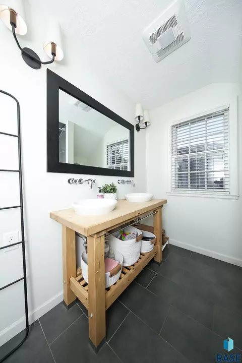 Bath - 2209 S Main Ave, Sioux Falls, SD 57105 photo 4 of 5
