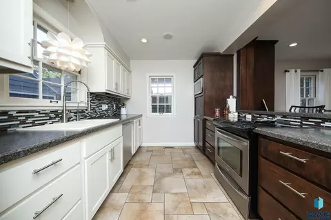 Kitchen - 2209 S Main Ave, Sioux Falls, SD 57105 photo 3 of 5