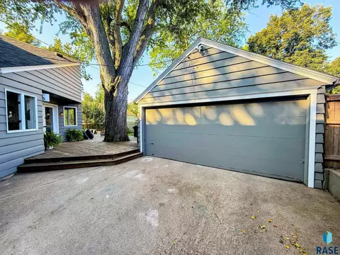 Exterior - 2209 S Main Ave, Sioux Falls, SD 57105 photo 3 of 9