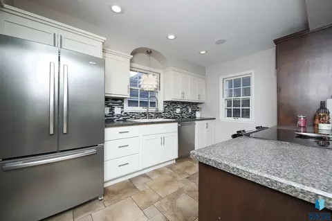 Kitchen - 2209 S Main Ave, Sioux Falls, SD 57105 photo 2 of 5
