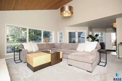 Living - 2209 S Main Ave, Sioux Falls, SD 57105 photo 4 of 10