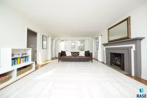 Living - 2209 S Main Ave, Sioux Falls, SD 57105 photo 7 of 10