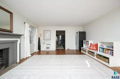 Living - 2209 S Main Ave, Sioux Falls, SD 57105 photo 10 of 10