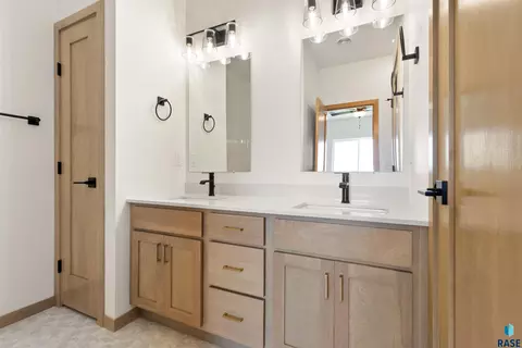 Bath - 2403 E Jetty Pl, Sioux Falls, SD 57108 photo 1 of 3