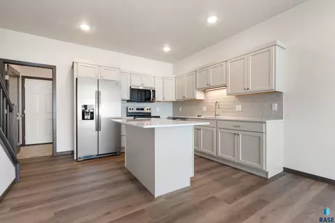 Kitchen - 2406 E Jetty Pl, Sioux Falls, SD 57108 photo 2 of 5