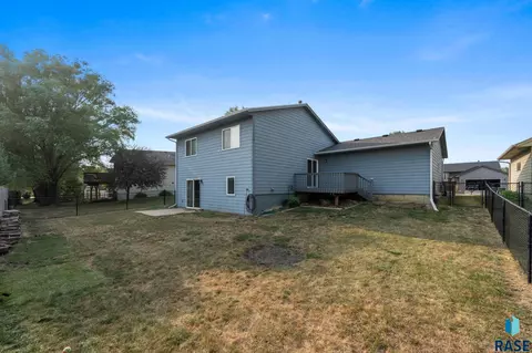 Exterior - 1201 E 68th St N, Sioux Falls, SD 57104 photo 3 of 4