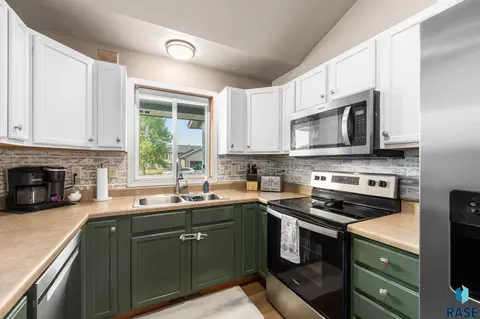Kitchen - 1201 E 68th St N, Sioux Falls, SD 57104 photo 2 of 2