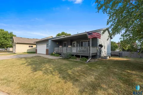 Exterior - 1201 E 68th St N, Sioux Falls, SD 57104 photo 2 of 4