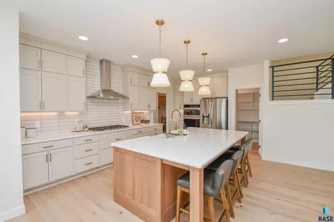 Kitchen - 1504 W Bennett Dr, Brandon, SD 57005 photo 4 of 10