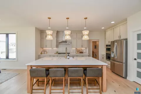 Kitchen - 1504 W Bennett Dr, Brandon, SD 57005 photo 6 of 10