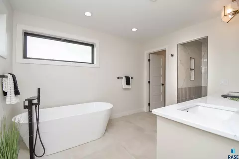Bath - 1504 W Bennett Dr, Brandon, SD 57005 photo 4 of 12