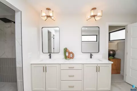 Bath - 1504 W Bennett Dr, Brandon, SD 57005 photo 7 of 12