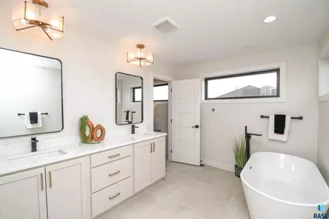 Bath - 1504 W Bennett Dr, Brandon, SD 57005 photo 5 of 12