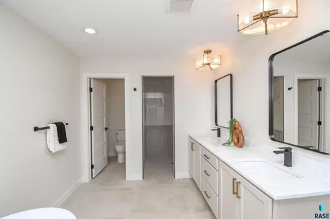 Bath - 1504 W Bennett Dr, Brandon, SD 57005 photo 6 of 12