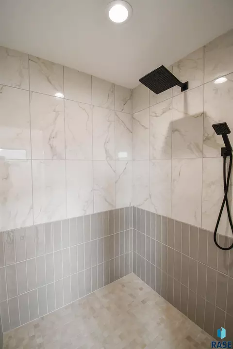 Bath - 1504 W Bennett Dr, Brandon, SD 57005 photo 8 of 12