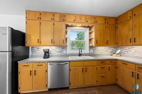 Kitchen - 313 S 4th Ave, Brandon, SD 57005 photo 2 of 3