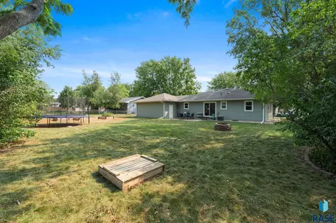 Exterior - 313 S 4th Ave, Brandon, SD 57005 photo 4 of 4