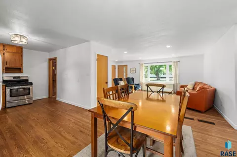 Dining - 313 S 4th Ave, Brandon, SD 57005 photo 1 of 3