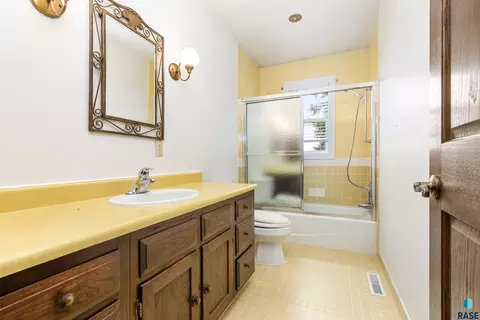 Bath - 8701 E Maple St, Brandon, SD 57005 photo 3 of 3