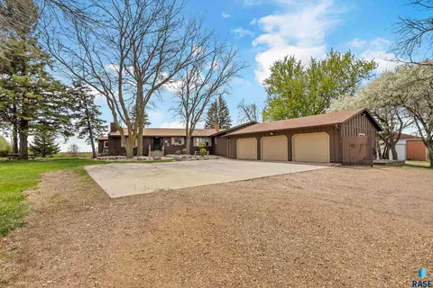 Exterior - 8701 E Maple St, Brandon, SD 57005 photo 3 of 9