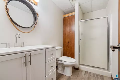 Bath - 8701 E Maple St, Brandon, SD 57005 photo 2 of 3