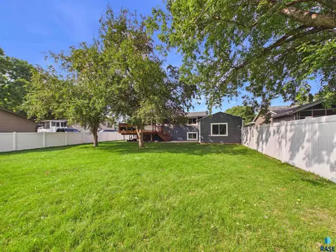 Exterior - 721 NE 7th St, Madison, SD 57042 photo 4 of 6
