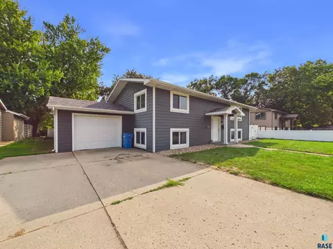 Exterior - 721 NE 7th St, Madison, SD 57042 photo 2 of 6