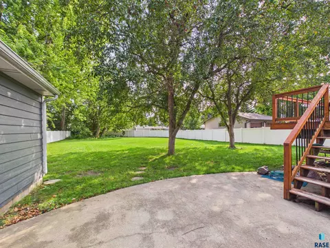 Exterior - 721 NE 7th St, Madison, SD 57042 photo 5 of 6