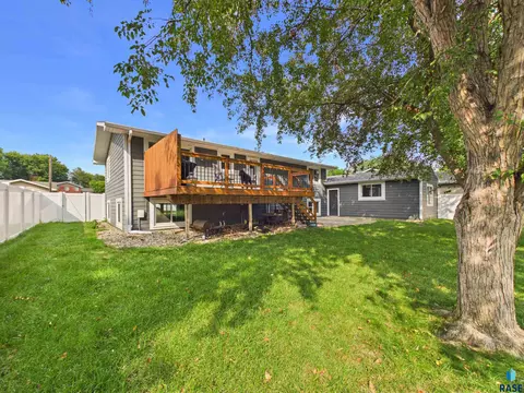 Exterior - 721 NE 7th St, Madison, SD 57042 photo 3 of 6