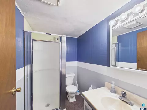 Bath - 721 NE 7th St, Madison, SD 57042 photo 2 of 2
