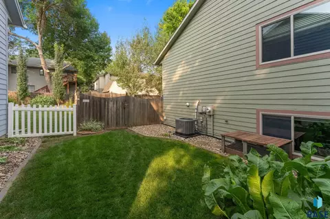 Exterior - 5112 E Blueridge Dr, Sioux Falls, SD 57110 photo 5 of 7