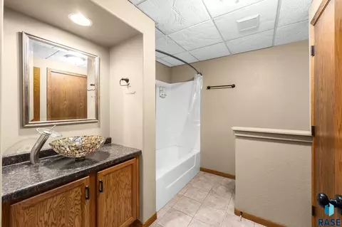 Bath - 5112 E Blueridge Dr, Sioux Falls, SD 57110 photo 2 of 2