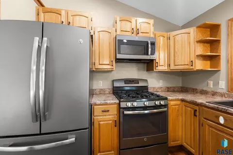 Kitchen - 5112 E Blueridge Dr, Sioux Falls, SD 57110 photo 2 of 3