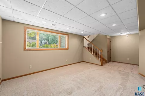 Living - 5112 E Blueridge Dr, Sioux Falls, SD 57110 photo 5 of 5