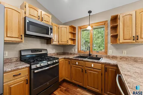 Kitchen - 5112 E Blueridge Dr, Sioux Falls, SD 57110 photo 3 of 3