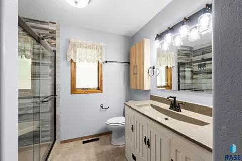 Bath - 5112 E Blueridge Dr, Sioux Falls, SD 57110 photo 1 of 2