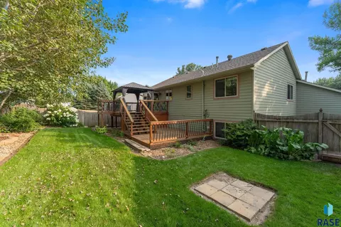 Exterior - 5112 E Blueridge Dr, Sioux Falls, SD 57110 photo 3 of 7