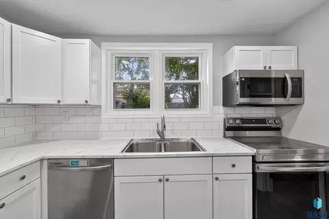 Kitchen - 1902 S Spring Ave, Sioux Falls, SD 57105 photo 2 of 3