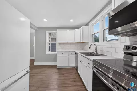 Kitchen - 1902 S Spring Ave, Sioux Falls, SD 57105 photo 3 of 3