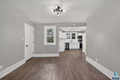 Living - 1902 S Spring Ave, Sioux Falls, SD 57105 photo 4 of 5