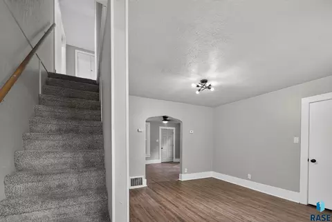 Entry Way - 1902 S Spring Ave, Sioux Falls, SD 57105 photo 2 of 3
