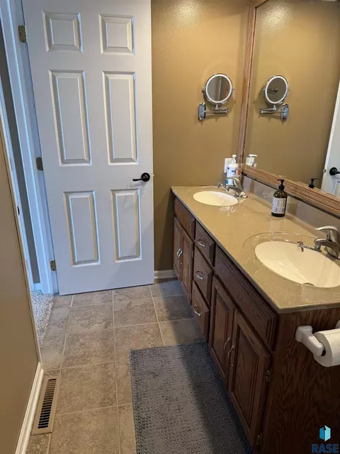 Bath - 702 Westview Dr, Dell Rapids, SD 57022 photo 2 of 5