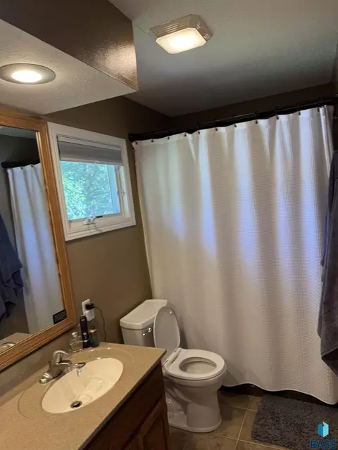 Bath - 702 Westview Dr, Dell Rapids, SD 57022 photo 3 of 5