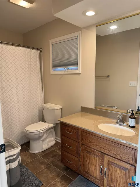 Bath - 702 Westview Dr, Dell Rapids, SD 57022 photo 4 of 5