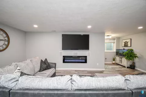 Living - 5305 E 63rd St, Sioux Falls, SD 57108 photo 2 of 3