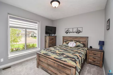 Bedroom - 5305 E 63rd St, Sioux Falls, SD 57108 photo 4 of 9