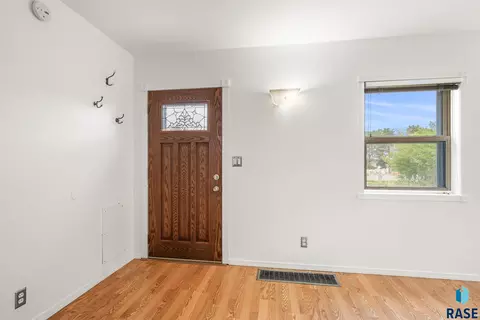 Entry Way - 603 18th St, Sioux Falls, SD 57105 photo 1 of 4