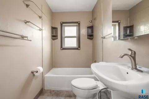 Bath - 603 18th St, Sioux Falls, SD 57105 photo 2 of 2
